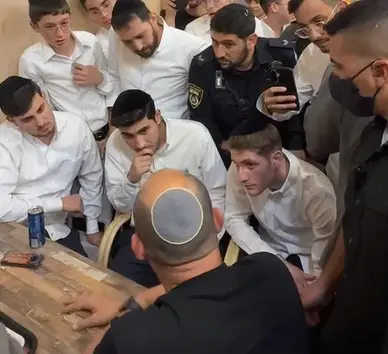 Покушение на Беннета в Бней-Браке: бутылка летит в политика, есть задержанный