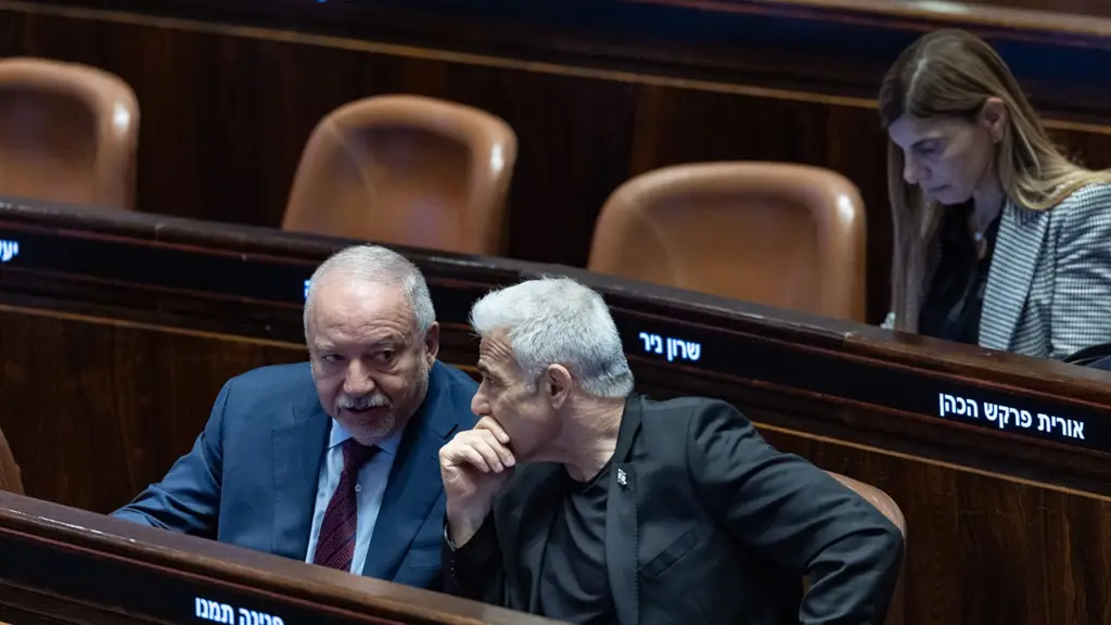 Либерман против Лапида: хватит грызться за первое место