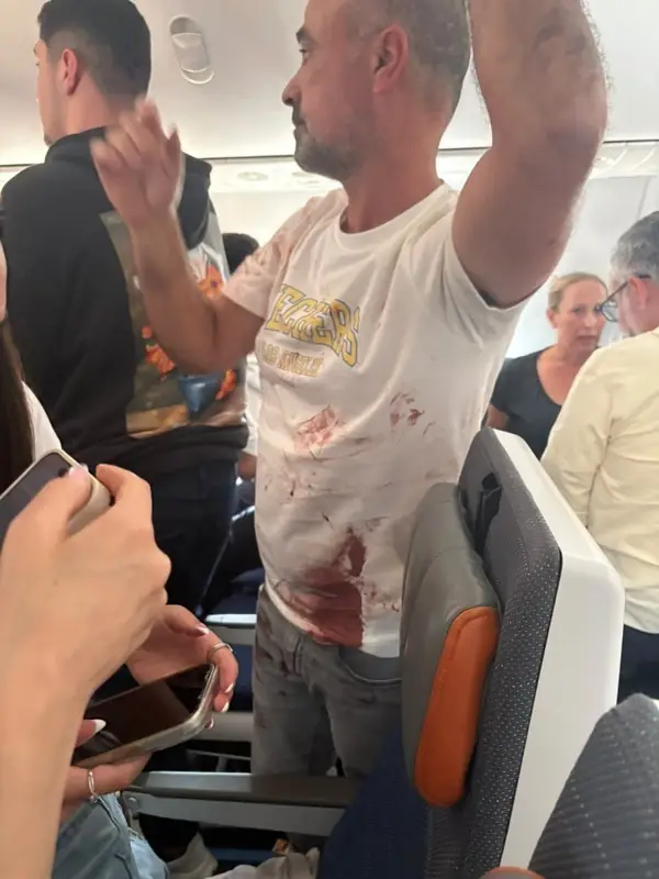 Драка в небе: инцидент с ножевым ранением на рейсе Fly Dubai